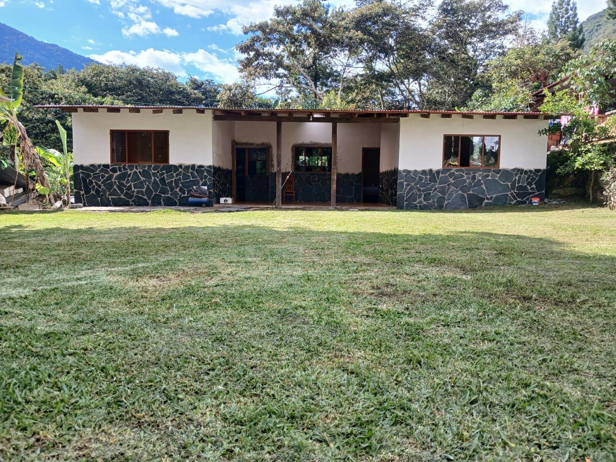 Lia B&B Lucmabamba Sahuayaco エクステリア 写真